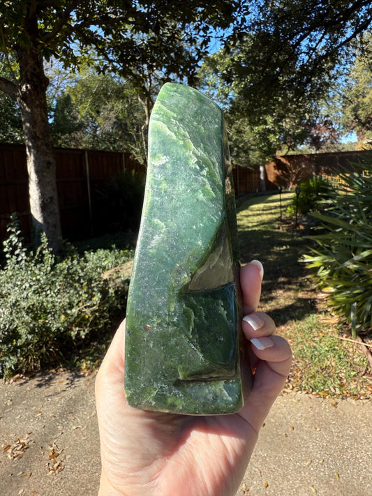 Absolutely gorgeous premium large Nephrite Freeform Statement Piece, 1.11.8 pounds, 788g, 6.75”